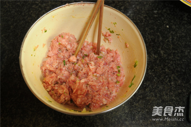 节日宴客菜——<a href=/shicai/rouqin/ZhuRou/index.html target=_blank><u>猪肉</u></a><a href=/shicai/rouqin/JiDan/index.html target=_blank><u>鸡蛋</u></a>铜钱卷的做法