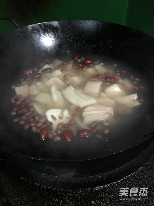 九旺源<a href=/shicai/shucai/LianOu/index.html target=_blank><u>莲<a href=/shicai/shucai/Ou/index.html target=_blank><u>藕</u></a></u></a><a href=/shicai/rouqin/PaiGu/index.html target=_blank><u>排骨</u></a>汤的做法