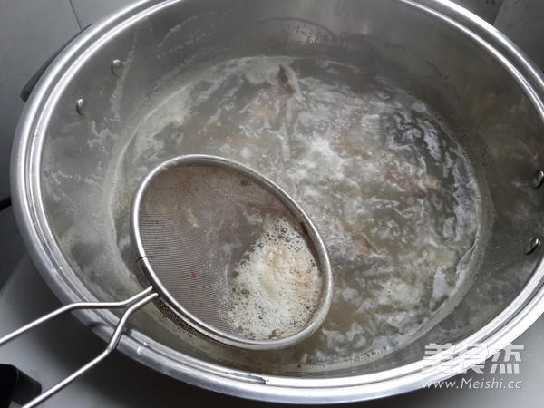 <a href=/shicai/shucai/LianOu/index.html target=_blank><u>莲<a href=/shicai/shucai/Ou/index.html target=_blank><u>藕</u></a></u></a><a href=/shicai/guopin/HuaSheng/index.html target=_blank><u>花生</u></a><a href=/shicai/rouqin/JiGu/index.html target=_blank><u>脊骨</u></a>汤的做法