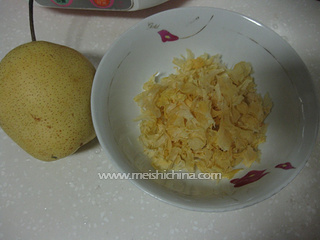 雪<a href=/shicai/guopin/Li/index.html target=_blank><u>梨</u></a><a href=/shicai/shucai/YinEr/index.html target=_blank><u>银耳</u></a>羹
