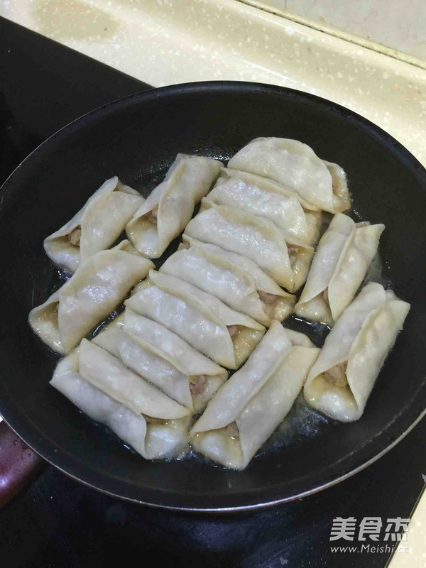 <a href=/shicai/rouqin/ZhuRou/index.html target=_blank><u>猪肉</u></a>锅贴的做法