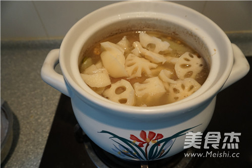 <a href=/shicai/rouqin/ZhuTi/index.html target=_blank><u>猪蹄</u></a><a href=/shicai/mimian/HuangDou/index.html target=_blank><u>黄豆</u></a><a href=/shicai/shucai/LianOu/index.html target=_blank><u>莲<a href=/shicai/shucai/Ou/index.html target=_blank><u>藕</u></a></u></a><a href=/shicai/shucai/ShanYao/index.html target=_blank><u>山药</u></a>煲的做法