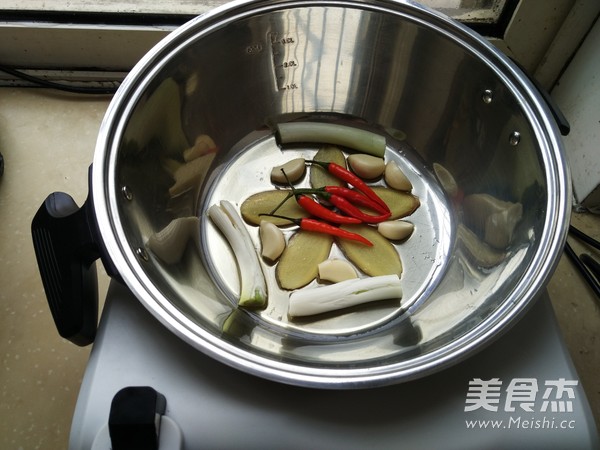 <a href=/shicai/shuichanpin/BaPiYu/index.html target=_blank><u>扒皮鱼</u></a><a href=/shicai/mimian/DouFu/index.html target=_blank><u>豆腐</u></a>汤的做法