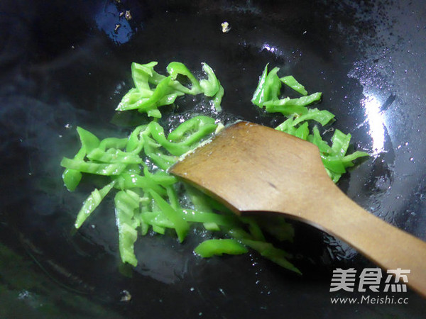 <a href=/shicai/rouqin/NiuRou/index.html target=_blank><u>牛肉</u></a>酱尖椒炒<a href=/shicai/rouqin/JiDan/index.html target=_blank><u>鸡蛋</u></a>的做法