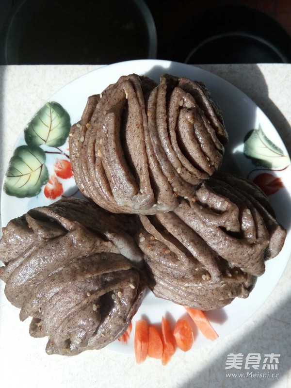 杂粮<a href=/shicai/guopin/ZhiMa/index.html target=_blank><u>芝麻</u></a>花卷的做法