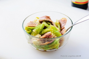 拍<a href=/shicai/shucai/HuangGua/index.html target=_blank><u>黄瓜</u></a>拌<a href=/shicai/rouqin/ZhuJian/index.html target=_blank><u>猪腱</u></a>子肉步骤6