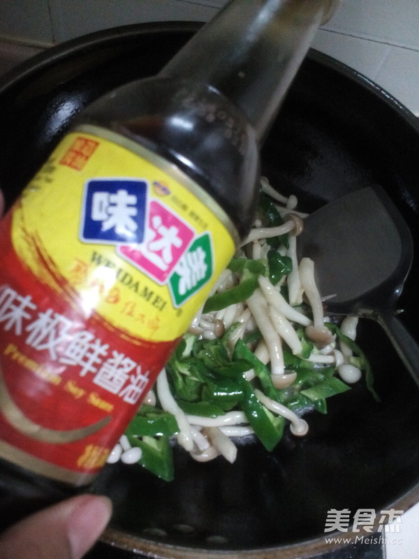 <a href=/shicai/shucai/QingJiao/index.html target=_blank><u>青椒</u></a>炒<a href=/shicai/shucai/BaiYuGu/index.html target=_blank><u>白玉菇</u></a>的做法