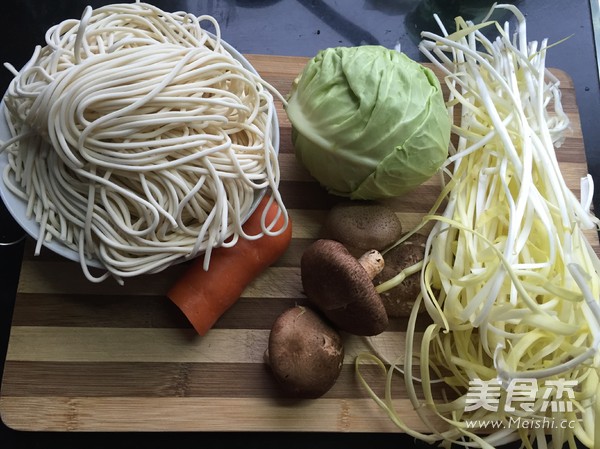 <a href=/shicai/mimian/JiangYou/index.html target=_blank><u>酱油</u></a>炒面的做法