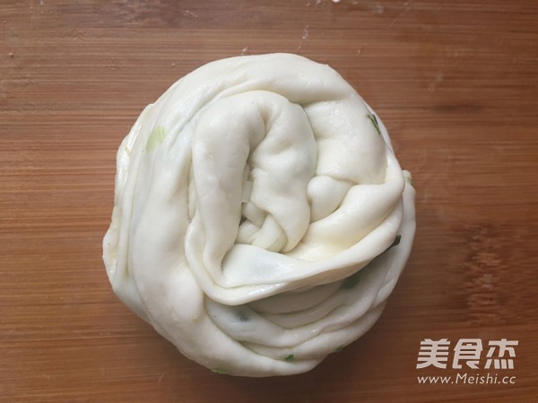 <a href=/shicai/diaoweipin/CongYou/index.html target=_blank><u>葱油</u></a>手抓饼的做法