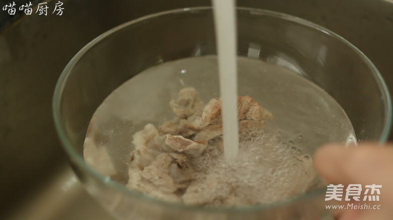 <a href=/shicai/shucai/LianOu/index.html target=_blank><u>莲<a href=/shicai/shucai/Ou/index.html target=_blank><u>藕</u></a></u></a><a href=/shicai/guopin/HuaSheng/index.html target=_blank><u>花生</u></a><a href=/shicai/rouqin/PaiGu/index.html target=_blank><u>排骨</u></a>汤的做法