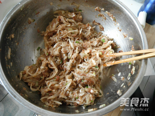 <a href=/shicai/rouqin/ZhuRou/index.html target=_blank><u>猪肉</u></a>白<a href=/shicai/shucai/LuoBo/index.html target=_blank><u>萝卜</u></a>包子馅的做法