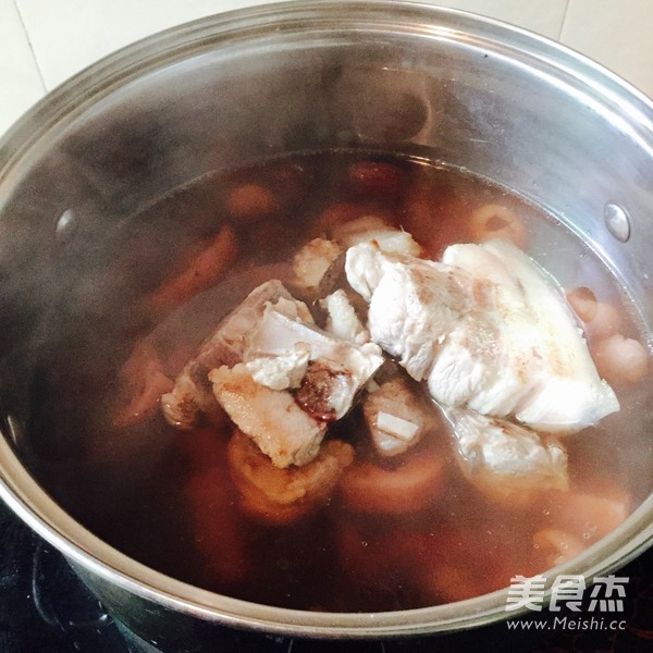 <a href=/shicai/shucai/LianOu/index.html target=_blank><u>莲<a href=/shicai/shucai/Ou/index.html target=_blank><u>藕</u></a></u></a>汤的做法