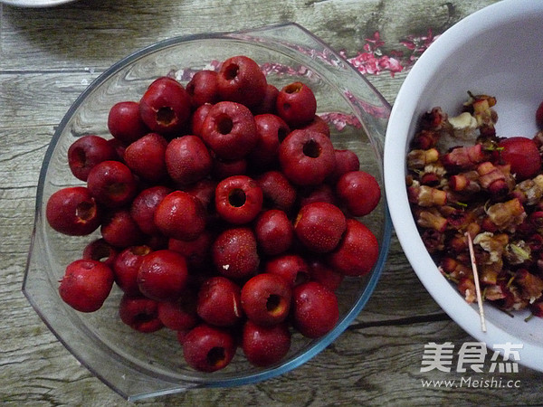 <a href=/shicai/guopin/JvZi/index.html target=_blank><u>橘子</u></a><a href=/shicai/guopin/ShanZha/index.html target=_blank><u>山楂</u></a>糖水(罐头)的做法