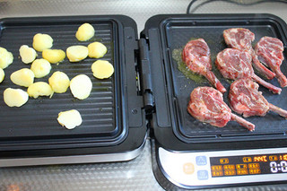 香煎<a href=/shicai/rouqin/YangPai/index.html target=_blank><u>羊排</u></a>