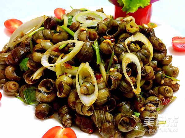 蒜蓉辣酱爆炒<a href=/shicai/shuichanpin/TianLuo/index.html target=_blank><u>田螺</u></a>的做法