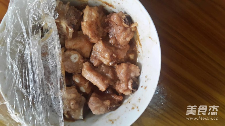 沙茶<a href=/shicai/rouqin/PaiGu/index.html target=_blank><u>排骨</u></a>的做法