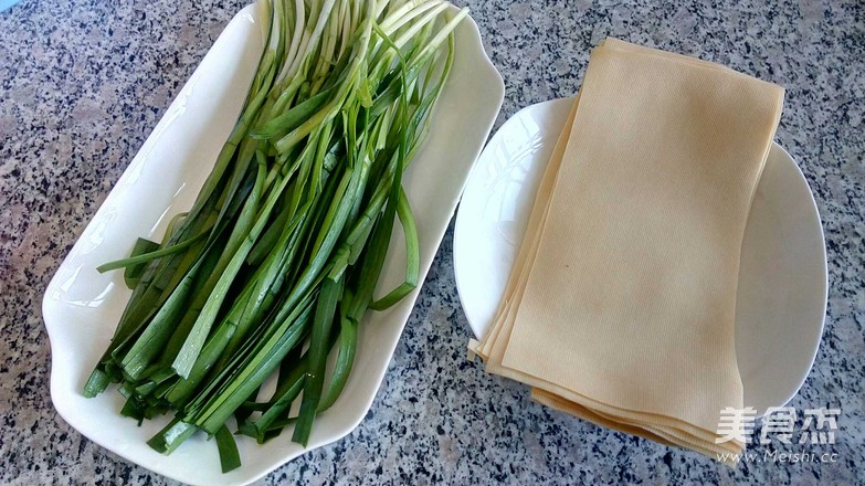 <a href=/shicai/shucai/JiuCai/index.html target=_blank><u>韭菜</u></a>炒<a href=/shicai/mimian/QianZhang/index.html target=_blank><u>千张</u></a>的做法