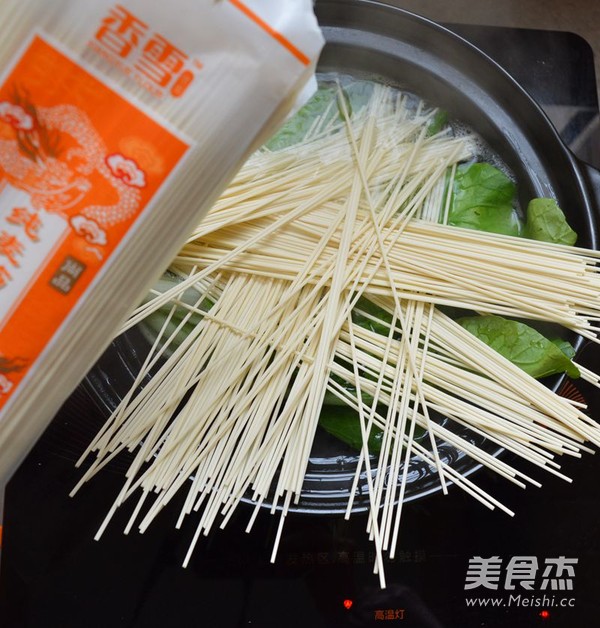 #香雪面粉#红肠汤面的做法