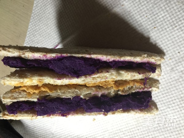 <a href=/shicai/shucai/ZiShu/index.html target=_blank><u>紫薯</u></a><a href=/shicai/guopin/HuaSheng/index.html target=_blank><u>花生</u></a>酱三明治的做法