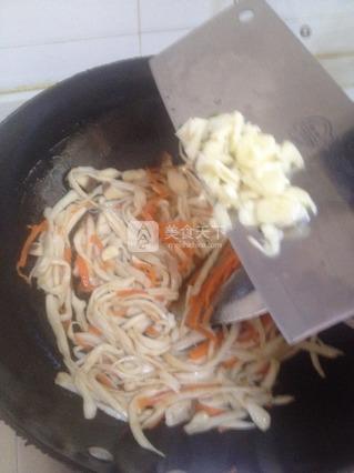 干煸手撕<a href=/shicai/shucai/XingBaoGu/index.html target=_blank><u><a href=/shicai/guopin/Xing/index.html target=_blank><u>杏</u></a>鲍菇</u></a>