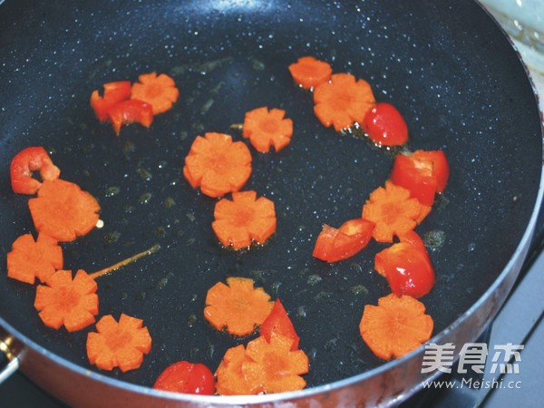 红<a href=/shicai/guopin/Zao/index.html target=_blank><u>枣</u></a><a href=/shicai/shucai/XieWeiGu/index.html target=_blank><u>蟹味菇</u></a><a href=/shicai/rouqin/JiDan/index.html target=_blank><u>鸡蛋</u></a>伴<a href=/shicai/shucai/KuGua/index.html target=_blank><u>苦瓜</u></a>的做法