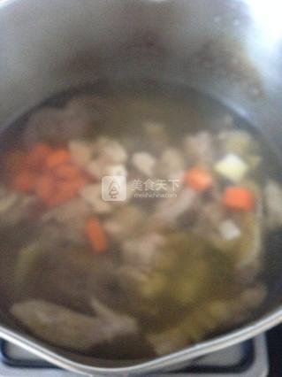 <a href=/shicai/shucai/LianOu/index.html target=_blank><u>莲<a href=/shicai/shucai/Ou/index.html target=_blank><u>藕</u></a></u></a><a href=/shicai/shucai/HuLuoBo/index.html target=_blank><u>胡<a href=/shicai/shucai/LuoBo/index.html target=_blank><u>萝卜</u></a></u></a>鸡汤