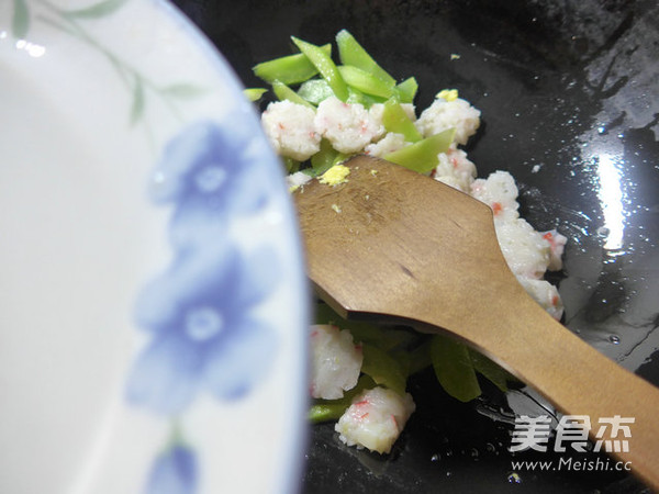 <a href=/shicai/shucai/WoSun/index.html target=_blank><u>莴笋</u></a>虾味球炒<a href=/shicai/rouqin/JiDan/index.html target=_blank><u>鸡蛋</u></a>的做法