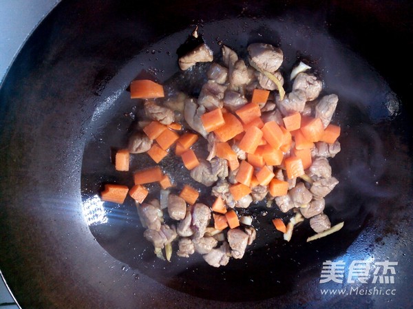 <a href=/shicai/shucai/ZhaCai/index.html target=_blank><u>榨菜</u></a>炒肉的做法