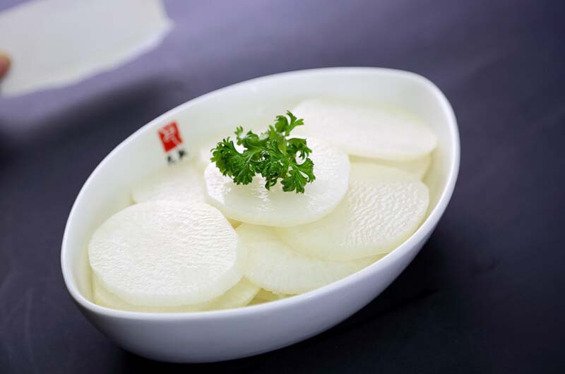 白<a href=/shicai/shucai/LuoBo/index.html target=_blank><u>萝卜</u></a>汤的做法3