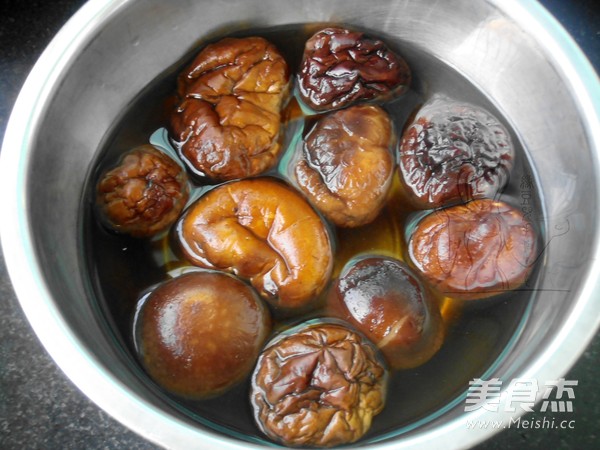 <a href=/shicai/shucai/XiangGu/index.html target=_blank><u>香菇</u></a><a href=/shicai/guopin/LiZi/index.html target=_blank><u>栗子</u></a>烧<a href=/shicai/rouqin/PaiGu/index.html target=_blank><u>排骨</u></a>的做法