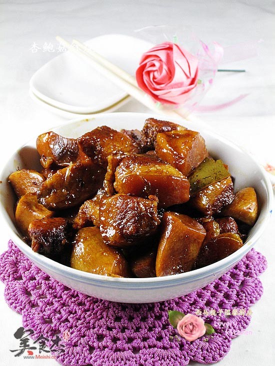 <a href=/shicai/shucai/XingBaoGu/index.html target=_blank><u><a href=/shicai/guopin/Xing/index.html target=_blank><u>杏</u></a>鲍菇</u></a>烧肉Nx.jpg