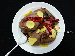 蒸着吃的卤<a href=/shicai/rouqin/ZhuXin/index.html target=_blank><u>猪心</u></a>