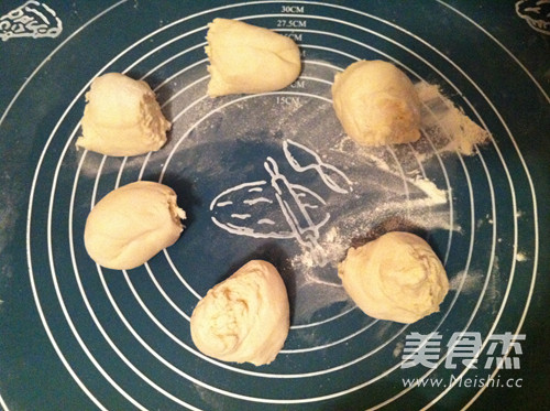 <a href=/shicai/shucai/JiuCai/index.html target=_blank><u>韭菜</u></a><a href=/shicai/rouqin/JiDan/index.html target=_blank><u>鸡蛋</u></a>馅饼的做法