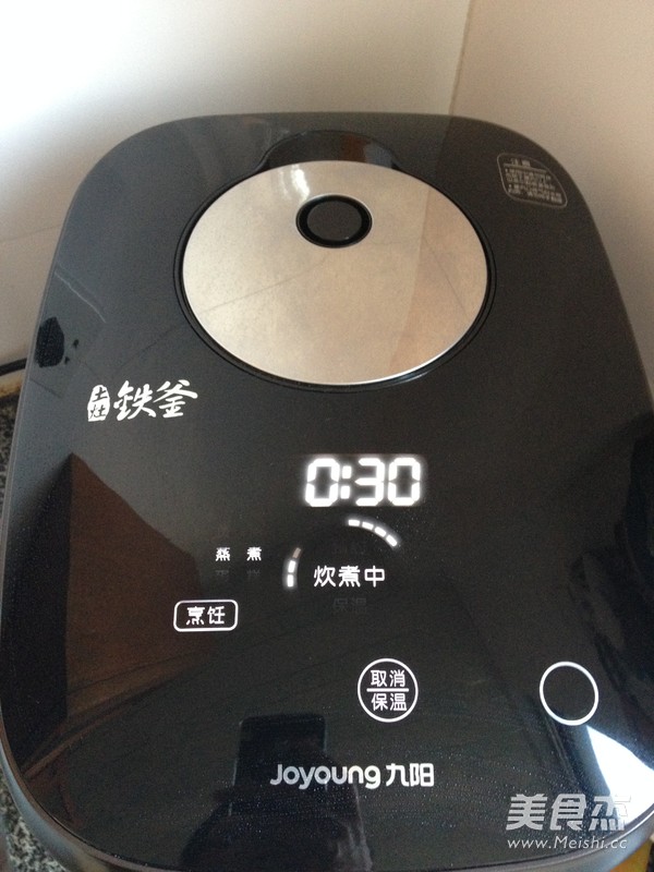 手撕<a href=/shicai/rouqin/SanHuangJi/index.html target=_blank><u>三黄鸡</u></a>(电饭锅版)的做法