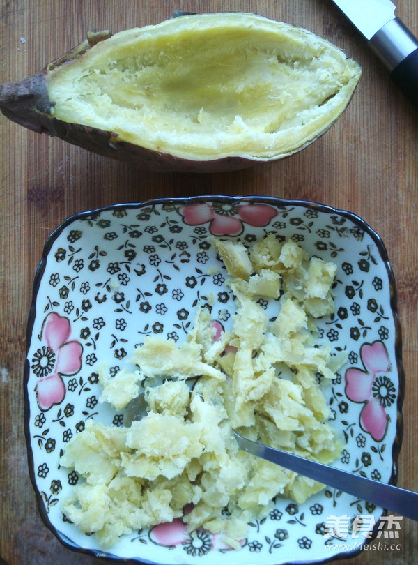 早餐<a href=/shicai/shucai/HongShu/index.html target=_blank><u>红薯</u></a><a href=/shicai/mimian/NaiLao/index.html target=_blank><u>奶酪</u></a>焗蛋的做法