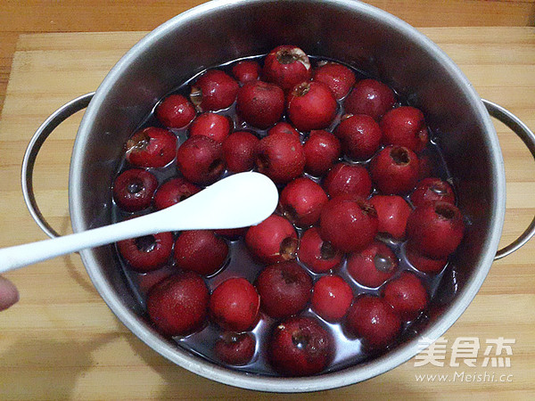 <a href=/shicai/guopin/JvZi/index.html target=_blank><u>橘子</u></a><a href=/shicai/guopin/ShanZha/index.html target=_blank><u>山楂</u></a>糖水(罐头)的做法