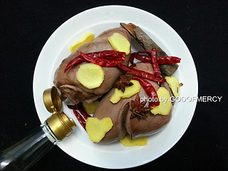 蒸着吃的卤<a href=/shicai/rouqin/ZhuXin/index.html target=_blank><u>猪心</u></a>