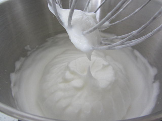 核<a href=/shicai/guopin/Tao/index.html target=_blank><u>桃</u></a>仁<a href=/shicai/mimian/SuanNai/index.html target=_blank><u>酸奶</u></a>纸杯蛋糕