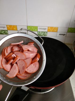 <a href=/shicai/shucai/MuEr/index.html target=_blank><u>木耳</u></a><a href=/shicai/rouqin/HuoTui/index.html target=_blank><u>火腿</u></a>小炒