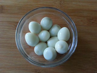 <a href=/shicai/rouqin/AnChun/index.html target=_blank><u>鹌鹑</u></a>蛋<a href=/shicai/guopin/GuiYuan/index.html target=_blank><u>桂圆</u></a><a href=/shicai/shucai/YinEr/index.html target=_blank><u>银耳</u></a>羹