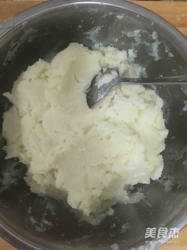 自制<a href=/shicai/shucai/TuDou/index.html target=_blank><u>土豆</u></a>饼的做法