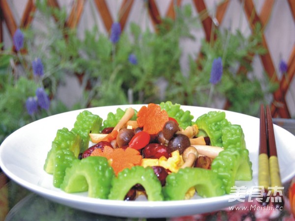 红<a href=/shicai/guopin/Zao/index.html target=_blank><u>枣</u></a><a href=/shicai/shucai/XieWeiGu/index.html target=_blank><u>蟹味菇</u></a><a href=/shicai/rouqin/JiDan/index.html target=_blank><u>鸡蛋</u></a>伴<a href=/shicai/shucai/KuGua/index.html target=_blank><u>苦瓜</u></a>的做法