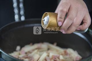 <a href=/shicai/shucai/LianOu/index.html target=_blank><u>莲<a href=/shicai/shucai/Ou/index.html target=_blank><u>藕</u></a></u></a><a href=/shicai/mimian/QiSi/index.html target=_blank><u>起司</u></a>烧