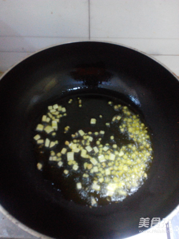 腊肠炒蒜苔的做法