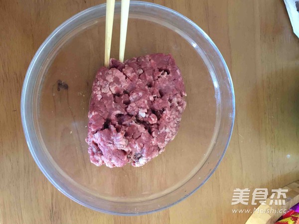 <a href=/shicai/rouqin/NiuRou/index.html target=_blank><u>牛肉</u></a>丸子的做法