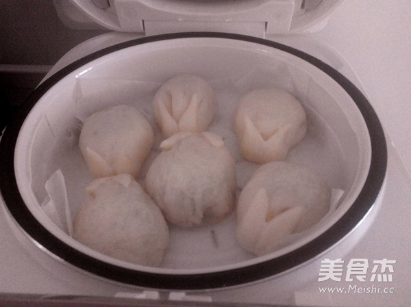 小白<a href=/shicai/rouqin/TuRou/index.html target=_blank><u>兔肉</u></a>包的做法