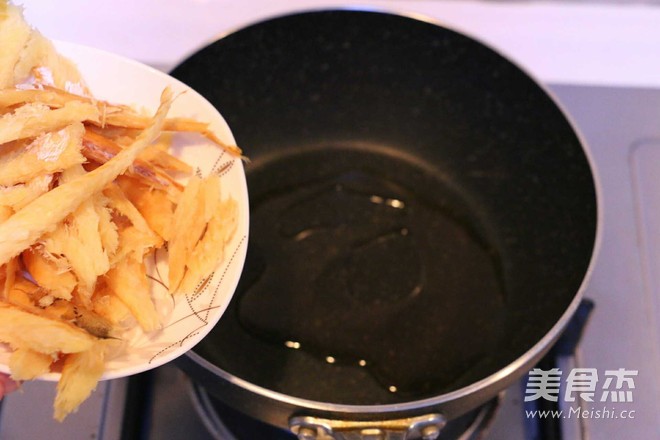 <a href=/shicai/shucai/HuangDouYa/index.html target=_blank><u><a href=/shicai/mimian/HuangDou/index.html target=_blank><u>黄豆</u></a>芽</u></a>明太鱼汤的做法