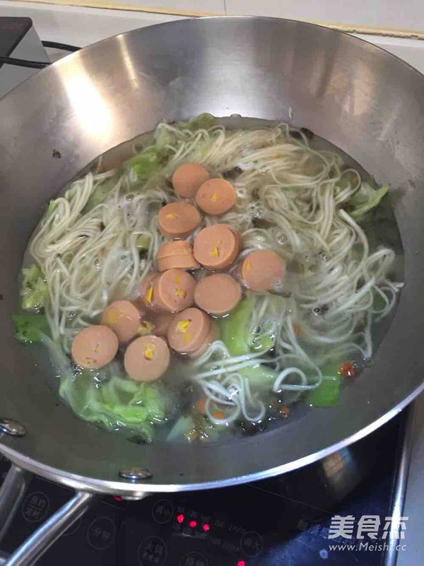 懒人<a href=/shicai/shuichanpin/ZiCai/index.html target=_blank><u>紫菜</u></a>汤<a href=/shicai/mimian/GuaMian/index.html target=_blank><u>挂面</u></a>的做法