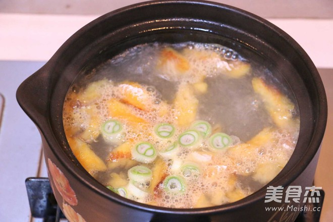 <a href=/shicai/shucai/HuangDouYa/index.html target=_blank><u><a href=/shicai/mimian/HuangDou/index.html target=_blank><u>黄豆</u></a>芽</u></a>明太鱼汤的做法