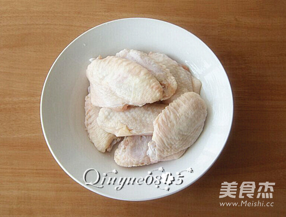 盐焗<a href=/shicai/rouqin/JiChi/index.html target=_blank><u>鸡翅</u></a>的做法